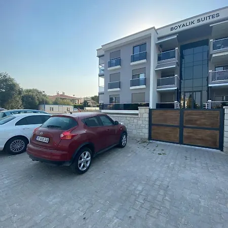 Denize Yakin Havuzlu Bahceli Bir Daire Çeşme
