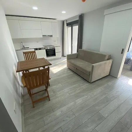 Denize Yakin Havuzlu Bahceli Bir Daire *