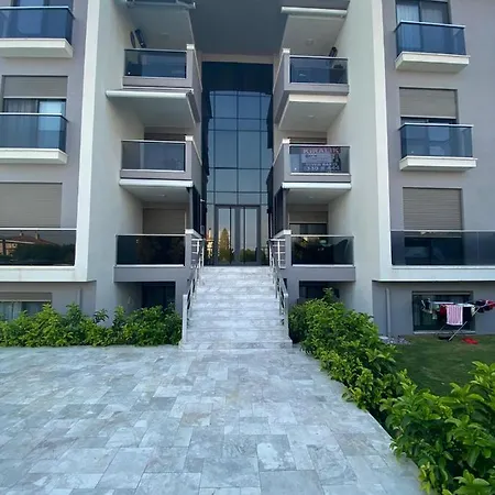 Denize Yakin Havuzlu Bahceli Bir Daire * Çeşme